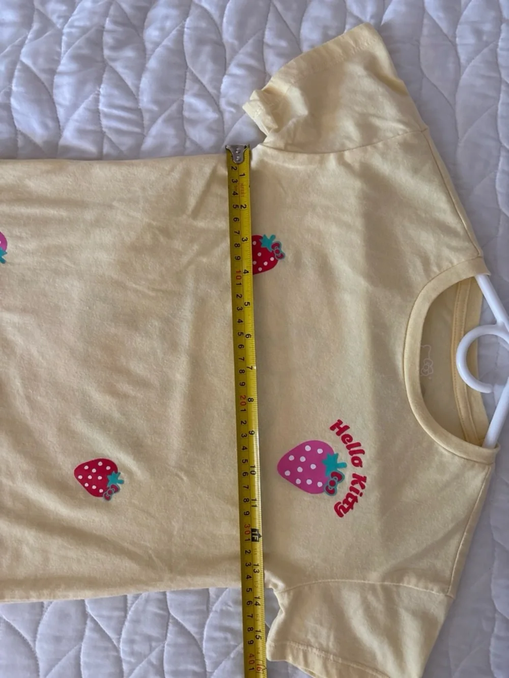 🍓Hello Kitty Strawberry Dreams Girls XS (4/5) Yellow Graphic Crew Neck Tee
